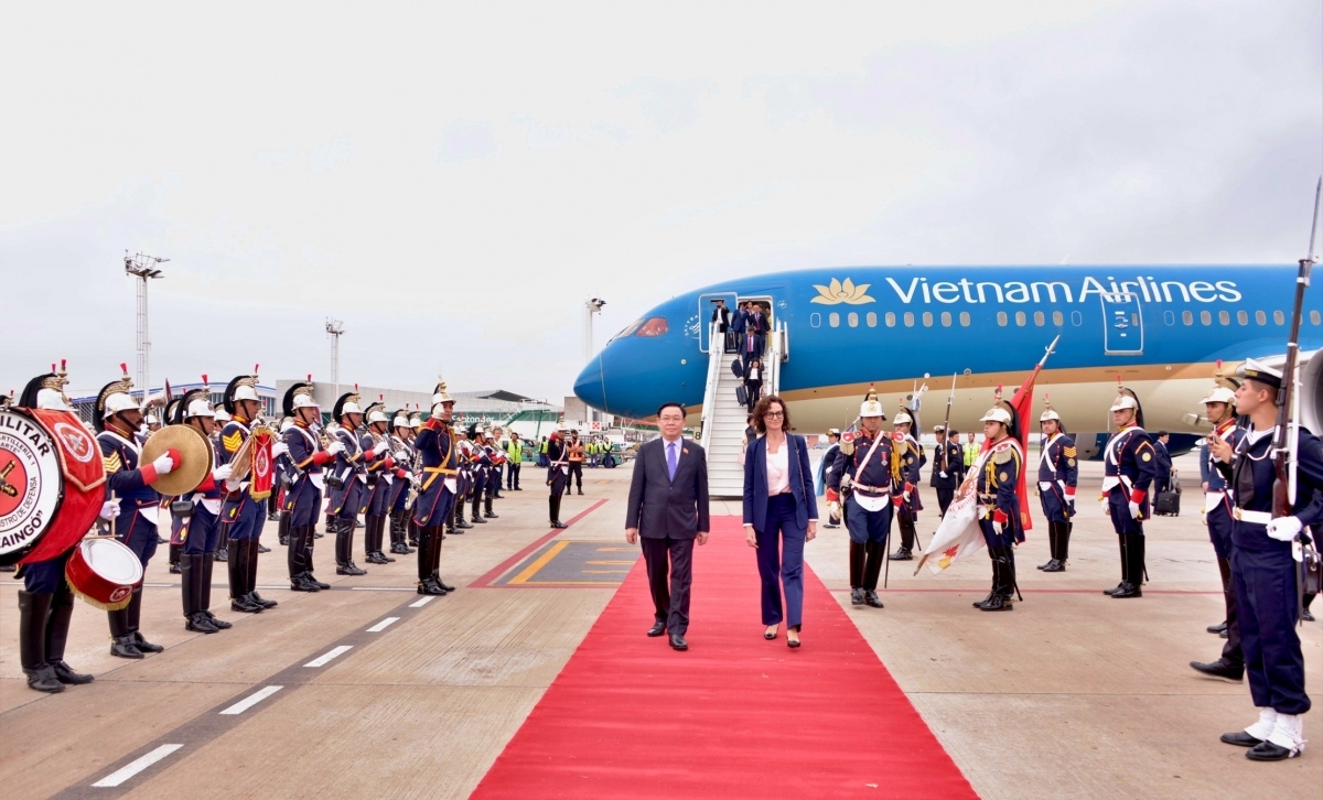 Top Vietnamese legislator begins official visit to Argentina